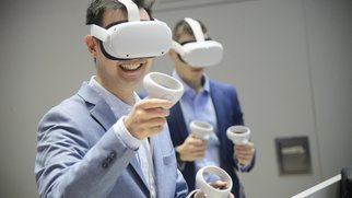 Immersives Erlebnis mit modernen Virtual‑Reality‑Headsets und Controllern